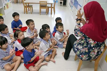 SEMAKAN GAJI: Bulan lalu, Kementerian Pendidikan (MOE) mengumumkan kenaikan gaji antara 5 dengan 10 peratus bagi sekitar 35,000 guru, 1,600 pendidik bersekutu (AED) dan 800 guru prasekolah kementerian itu. - Foto fail 