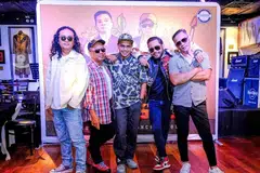 Anggota kumpulan Exists (dari kiri), pemain gitar, Along; pemain bes, Musa; penyanyi, Ezad Lazim; pemain papan nada, Ajai; dan pemain dram, Ujang, berkongsi perkembangan positif mengenai pemulihan vokalis kumpulan itu, Mamat, atau nama sebenarnya, Mohd Ali Kamaruddin, di Agensi Antidadah Kebangsaan (AADK) di Bentong, Pahang.