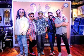 Anggota kumpulan Exists (dari kiri), pemain gitar, Along; pemain bes, Musa; penyanyi, Ezad Lazim; pemain papan nada, Ajai; dan pemain dram, Ujang, berkongsi perkembangan positif mengenai pemulihan vokalis kumpulan itu, Mamat, atau nama sebenarnya, Mohd Ali Kamaruddin, di Agensi Antidadah Kebangsaan (AADK) di Bentong, Pahang.