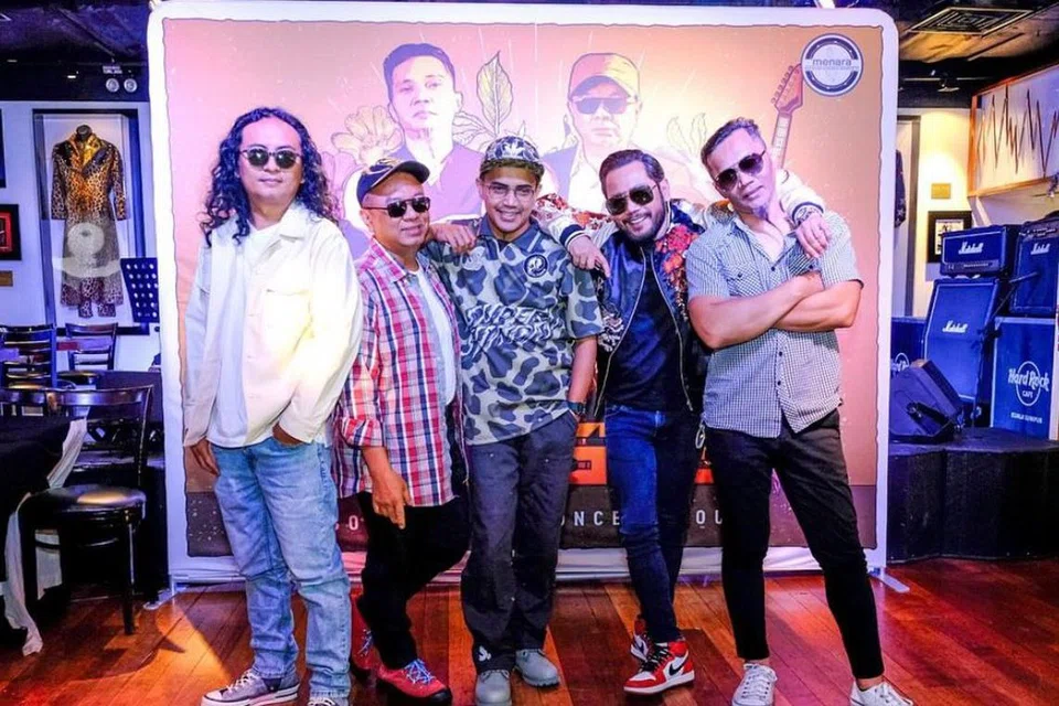 Anggota kumpulan Exists (dari kiri), pemain gitar, Along; pemain bes, Musa; penyanyi, Ezad Lazim; pemain papan nada, Ajai; dan pemain dram, Ujang, berkongsi perkembangan positif mengenai pemulihan vokalis kumpulan itu, Mamat, atau nama sebenarnya, Mohd Ali Kamaruddin, di Agensi Antidadah Kebangsaan (AADK) di Bentong, Pahang.