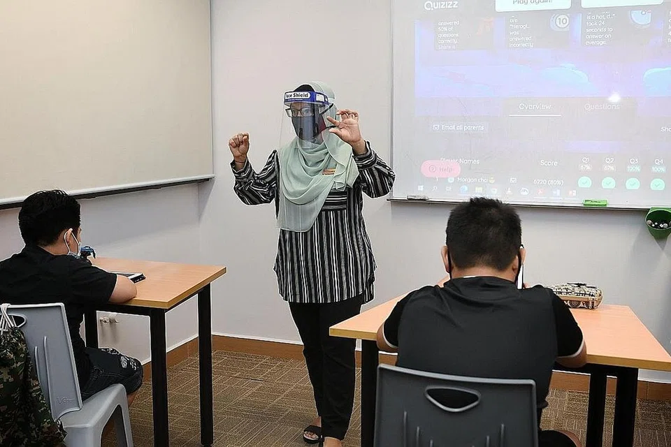 AJAR KANAK-KANAK ISTIMEWA: Ahli Terapi Pendidikan Kanan di Persatuan Disleksia Singapura (DAS), Cik Noorsaidah Haja Mohideen, mempunyai pengalaman lima tahun mendidik kanak-kanak yang mempunyai kesukaran pembelajaran khusus. - Foto BH oleh KHALID BABA