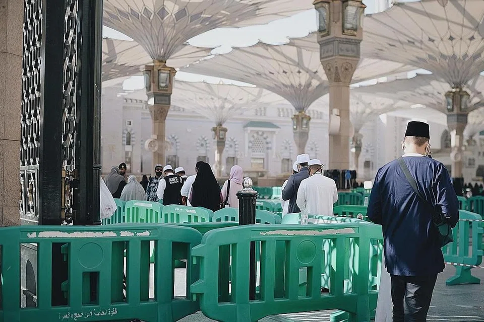 PERLU TUNJUK BUKTI: Jemaah menunjukkan bukti sudah divaksinasi di pintu masuk Masjid Nabawi di Madinah sebelum dibenarkan masuk. - Foto BM oleh HARITH MUSTAFFA