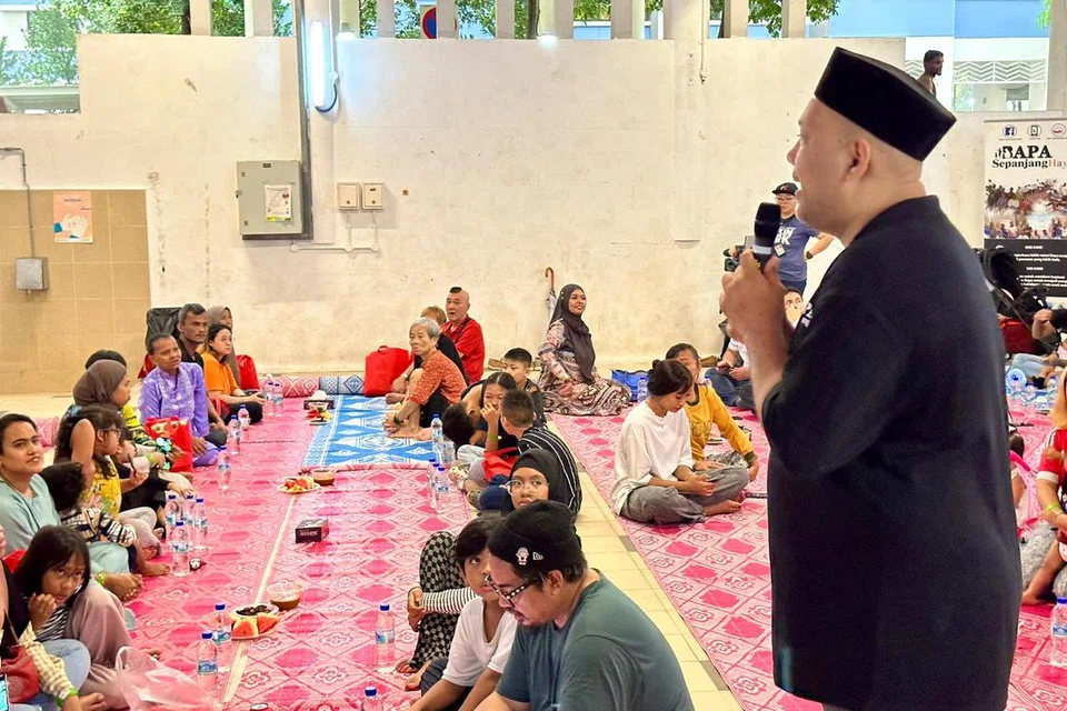 Seramai 150 anggota keluarga daripada 24 keluarga yang memerlukan telah menghadiri majlis berbuka puasa, ‘Sedulang Bersama Ayah’, di dewan serbaguna Blok 813A, Choa Chu Kang Avenue 7 pada 31 Mac.