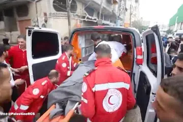 Selain mengangkut pesakit, ambulans juga kini dijadikan sebagai klinik bergerak kerana jalan raya menuju hospital di Khan Younis teradang dek pertempuran yang berlaku.