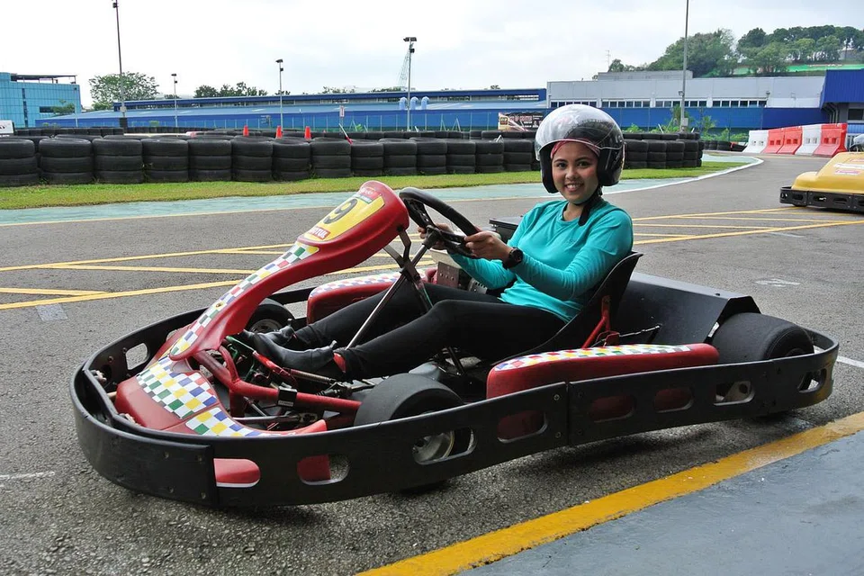 PANDU GO-KART: Penulis teruja memandu go-kart di litar Kartright Speedway di Jurong. - Foto MUHD AUDI MOHD RATHI