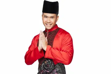 Fadli Kamsani sebak apabila seorang nenek menemuinya dan berkongsi betapa suaranya di radio Warna 942 (ketika baru-baru menjadi deejay) menjadi teman sebelum wanita itu lelapkan mata.