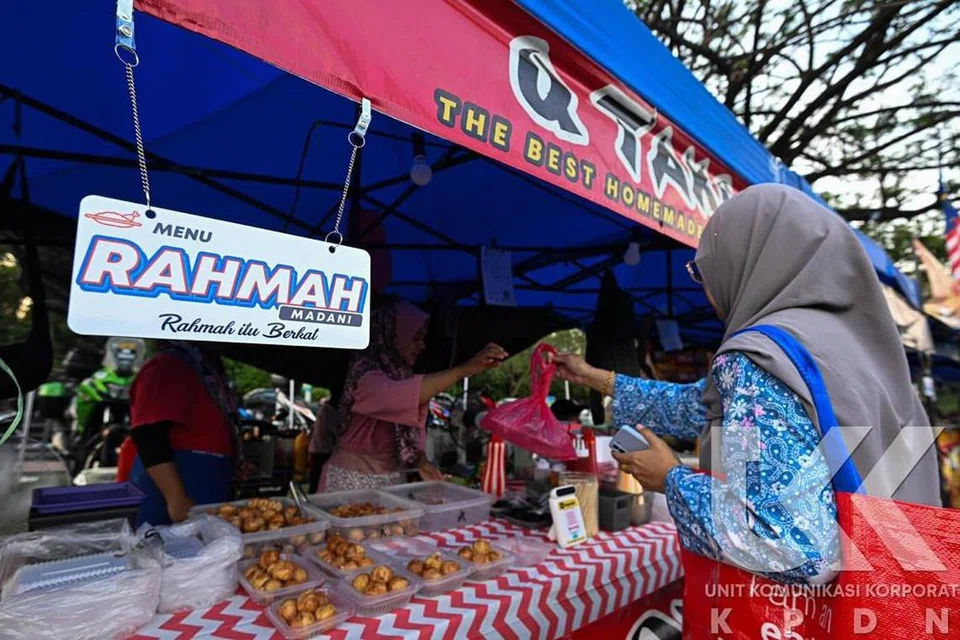 Menu rahmah yang dijual di 64 lokasi Bazar Ramadan Rahmah seluruh Malaysia dapat membantu meringankan beban belanja isi rumah terutama bagi golongan kurang berkemampuan.