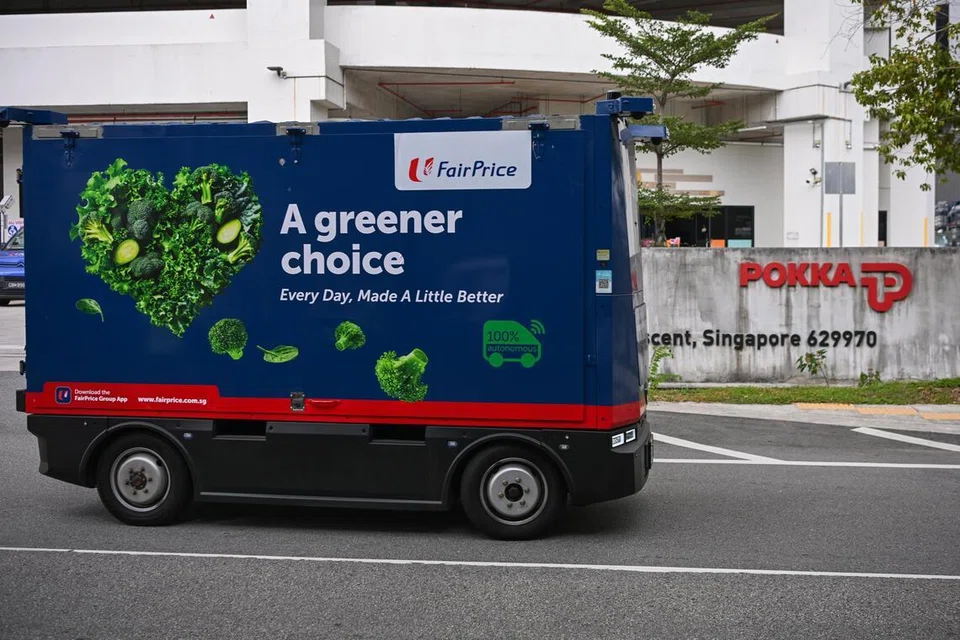 Kenderaan autonomi (AV) penghantaran barangan pertama FairPrice Group, hasil kerjasama dengan syarikat minuman Pokka, di gudang Pokka di Benoi Crescent pada 31 Mac.
