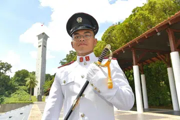 TETAP JAGA KECERGASAN: Leftenan Muda (2LT) Emir Ilyas Elham telah melakukan senaman tambahan untuk latihan fizikal sendiri supaya dapat membuktikan kepada komander bahawa kami boleh membuat perubahan dalam gaya hidup kami untuk menjadi lebih cergas dan sihat. - Foto MINDEF