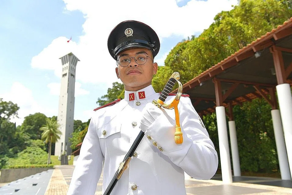 TETAP JAGA KECERGASAN: Leftenan Muda (2LT) Emir Ilyas Elham telah melakukan senaman tambahan untuk latihan fizikal sendiri supaya dapat membuktikan kepada komander bahawa kami boleh membuat perubahan dalam gaya hidup kami untuk menjadi lebih cergas dan sihat. - Foto MINDEF