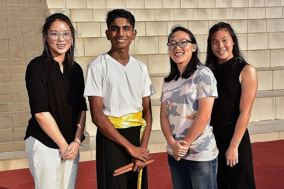 PENERIMA BIASISWA:(Dari kiri) Shirlene Hew, Shan Anandan, Raeka Ee dan Clydi Chan merupakan antara 18 pelajar yang dikenalpasti Sekolah Sukan Singapura (SSP) untuk terima Biasiswa EW Barker. - Foto BH oleh DESMOND WEE