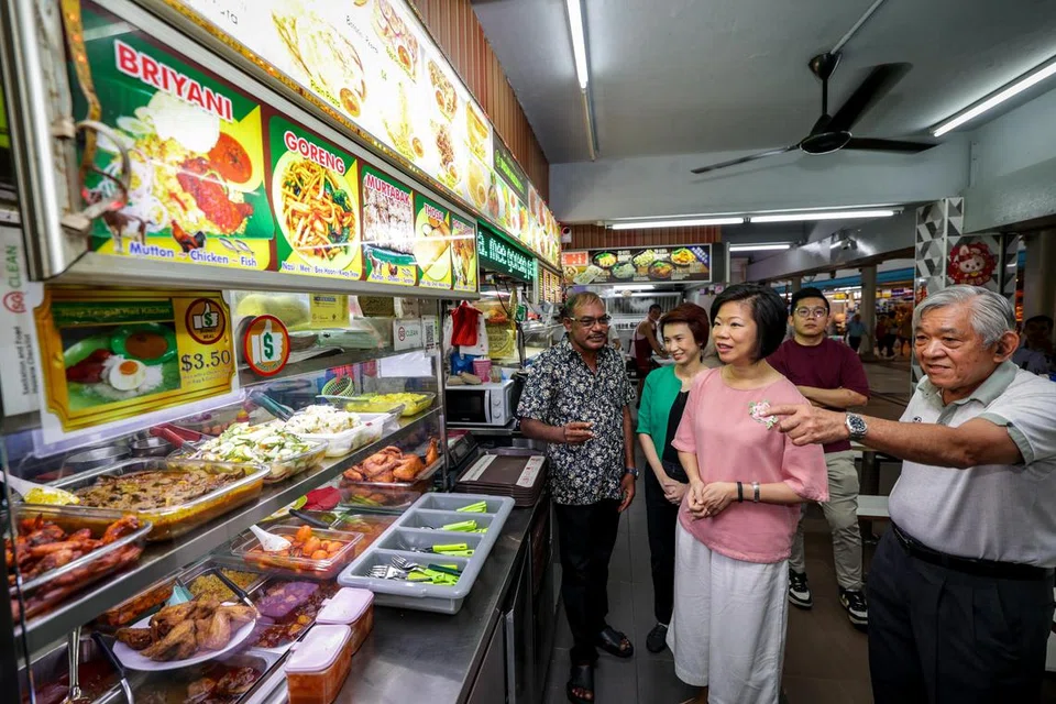 INISIATIF BERGUNA: Menteri Negara Kanan (Ehwal Luar merangkap Pembangunan Negara), Cik Sim Ann (dua dari kanan), dan Menteri Negara (Perdagangan dan Perusahaan merangkap Kebudayaan, Masyarakat dan Belia), Cik Low Yen Ling (dua dari kiri), mengadakan lawatan ke kedai kopi di Blok 27 Bendemeer Road semasa pelancaran ‘Great Budget Meal Hunt’.