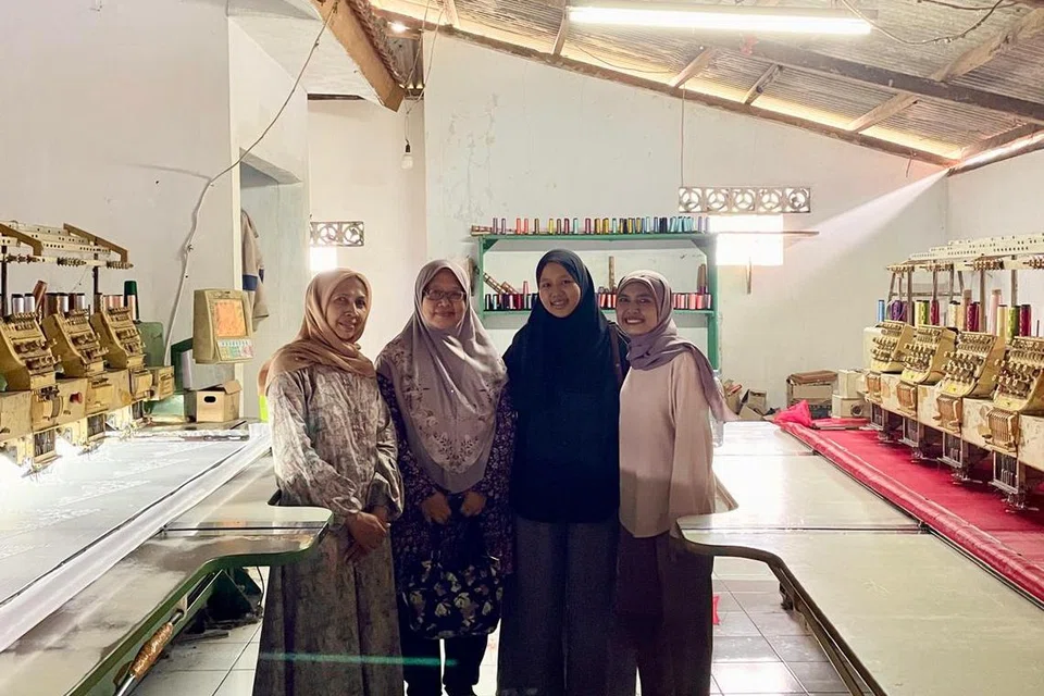 Cik Hafizah Ghazali bersama pembuat sulaman kebaya dari Tasik Malaya. Jenama Hafizah Ghazali, menyokong rumah pengeluaran kecil dan tukang jahit industri kotej yang menegakkan piawaian etika dan mempunyai amalan buruh yang adil.