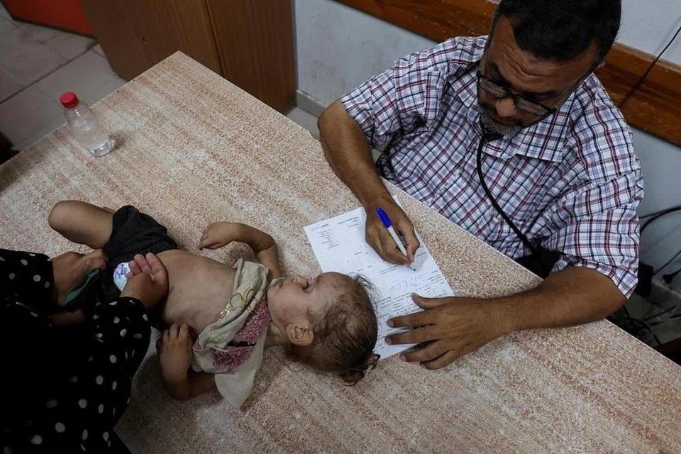 Seorang kanak-kanak Palestin sedang diperiksa oleh doktor di tengah-tengah kebimbangan mengenai penularan penyakit polio di Jaluran Gaza.