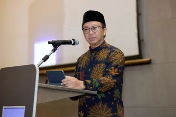 
(pluq out quote) 
“Alat digital membolehkan pembelajaran tanpa sempadan, di mana pelajar dari dalam dan luar negara dapat mengakses ilmu agama dengan jauh lebih mudah dan fleksibel. Ia juga menawarkan kandungan yang dipersonalisasikan, membolehkan pelajar belajar mengikut tahap dan keperluan masing-masing, dengan bantuan teknologi kecerdasan buatan (AI).” - Pengarah Eksekutif dan Ketua Pasukan Petugas Transformasi Digital (DTT), Ustaz Fathurrahman Dawoed tentang potensi manfaat alat digital dalam pendidikan Islam.