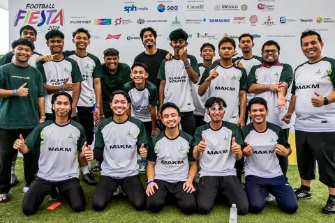 Padang menjadi saksi semangat luar biasa warga Masjid Alkaff Kampung Melayu (MAKM), apabila kedua-dua pasukannya, Belia Alkaff dan Abang Abang Alkaff, turun beraksi dalam Football Fiesta 2026 pada 7 Jun lalu di Pusat Latihan Lion City Sailors. 