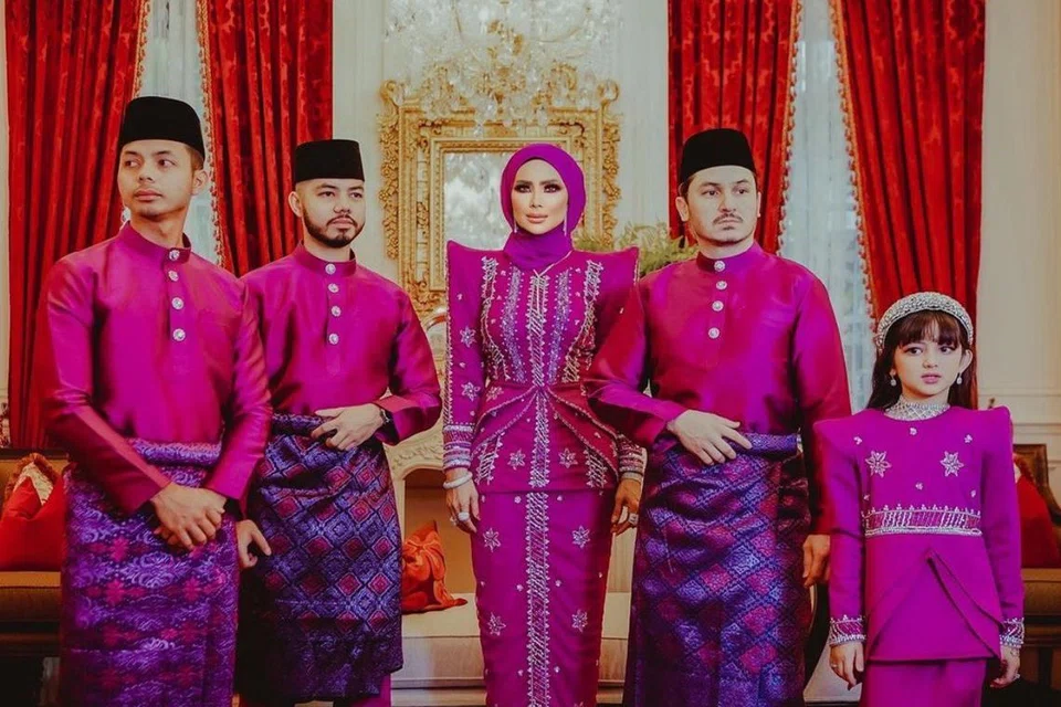 Rozita Che Wan (tengah) sentiasa ‘ada kelas’ tatkala bergambar dengan suami, Zain Saidin (dua dari kanan), serta anak-anak, Ammar Effendy (kiri), Aniq Ezzra (dua dari kiri) dan Aaisyah Dhia Rana.