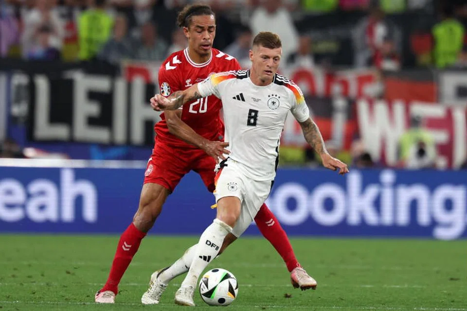 Pemain midfield Jerman, Toni Kroos (kanan), kembali menyertai pasukan nasional menjelang Euro 2024 setelah bersara daripada bola sepak antarabangsa tiga tahun sebelumnya.