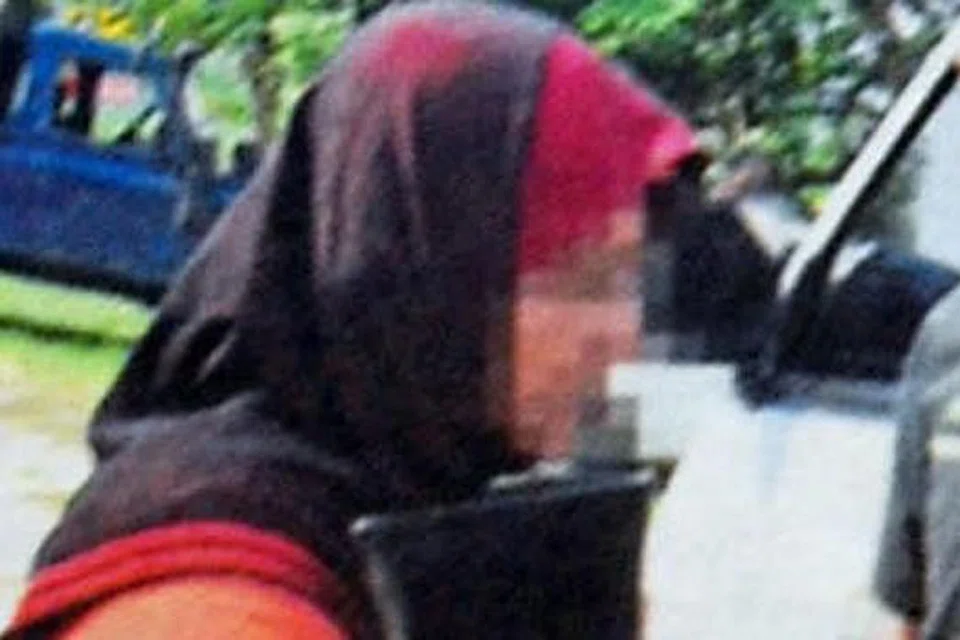 Warga Singapura wanita (atas) yang juga isteri seorang lelaki yang mendakwa dirinya "Sultan Mahmud" dan "Imam Mahdi" telah diserahkan kepada Imigresen Malaysia kerana visa tamat tempoh sejak dua tahun lalu.