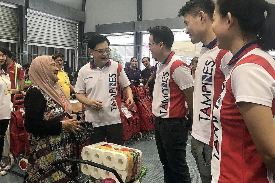 JIMAT KOS: Cik Zainab Sulaiman (kiri) melahirkan rasa gembira dan terima kasihnya kepada penasihat GRC Tampines di atas inisiatif membantu warga memerlukan sepertinya. Bersama beliau ialah (dua dari kiri) Timbalan Perdana Menteri, Encik Heng Swee Keat, Encik Desmond Choo, Encik Baey Yam Keng, dan Cik Cheng Li Hui. - Foto BH oleh SHAHIDA SARHID