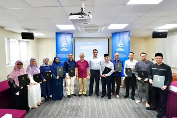 Anggota Kumpulan Kerja Perancangan Legasi Islam (ILPW) bersama Menteri Bertanggungjawab bagi Ehwal Masyarakat Islam, Encik Masagos Zulkifli Masagos Mohamad, dan Ketua Eksekutif Majlis Ugama Islam Singapura (Muis), Encik Kadir Maideen. Dari kiri: Ustazah Raihanah Halid; Ustazah Harinah Abdul Latiff; Cik Zulaifah Abdul Ghani; Ustazah Zarina Begam Abdul Razak; Anggota Parlimen GRC Chua Chu Kang, Encik Zhulkarnain Abdul Rahim; Encik Suhaimi Salleh; Encik Ahmad Nizam Abbas, Encik Muhammad Ridhwaan Radzi, Encik Hafiz Noorahman dan Ustaz Fathurrahman Dawoed.