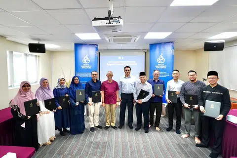 Anggota Kumpulan Kerja Perancangan Legasi Islam (ILPW) bersama Menteri Bertanggungjawab bagi Ehwal Masyarakat Islam, Encik Masagos Zulkifli Masagos Mohamad, dan Ketua Eksekutif Majlis Ugama Islam Singapura (Muis), Encik Kadir Maideen. Dari kiri: Ustazah Raihanah Halid; Ustazah Harinah Abdul Latiff; Cik Zulaifah Abdul Ghani; Ustazah Zarina Begam Abdul Razak; Anggota Parlimen GRC Chua Chu Kang, Encik Zhulkarnain Abdul Rahim; Encik Suhaimi Salleh; Encik Ahmad Nizam Abbas, Encik Muhammad Ridhwaan Radzi, Encik Hafiz Noorahman dan Ustaz Fathurrahman Dawoed.