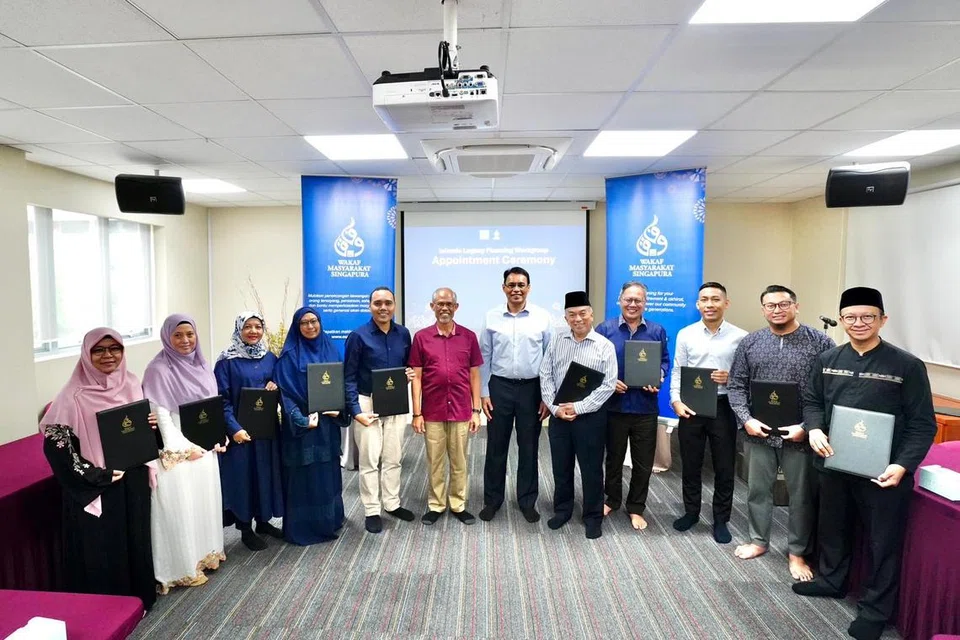 Anggota Kumpulan Kerja Perancangan Legasi Islam (ILPW) bersama Menteri Bertanggungjawab bagi Ehwal Masyarakat Islam, Encik Masagos Zulkifli Masagos Mohamad, dan Ketua Eksekutif Majlis Ugama Islam Singapura (Muis), Encik Kadir Maideen. Dari kiri: Ustazah Raihanah Halid; Ustazah Harinah Abdul Latiff; Cik Zulaifah Abdul Ghani; Ustazah Zarina Begam Abdul Razak; Anggota Parlimen GRC Chua Chu Kang, Encik Zhulkarnain Abdul Rahim; Encik Suhaimi Salleh; Encik Ahmad Nizam Abbas, Encik Muhammad Ridhwaan Radzi, Encik Hafiz Noorahman dan Ustaz Fathurrahman Dawoed.