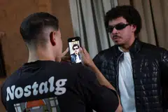 Seorang pencipta kandungan media sosial Mesir yang aktif, Encik Abdulrahman Hisham, 20 tahun, (kanan) sedang membuat video di TikTok, sedang pihak berkuasa Mesir menimbangkan peraturan lebih ketat ke atas wadah media sosial.