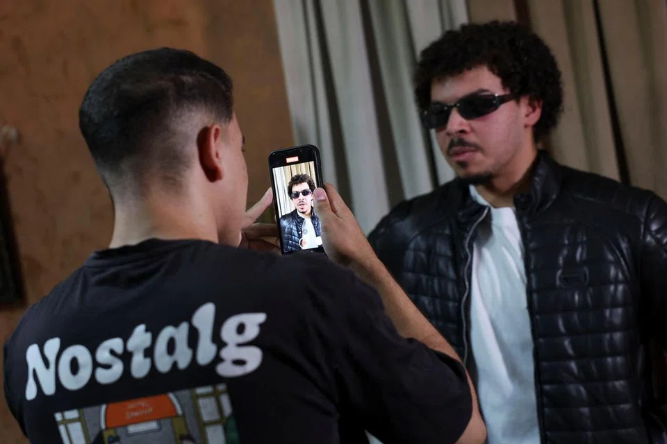 Seorang pencipta kandungan media sosial Mesir yang aktif, Encik Abdulrahman Hisham, 20 tahun, (kanan) sedang membuat video di TikTok, sedang pihak berkuasa Mesir menimbangkan peraturan lebih ketat ke atas wadah media sosial.