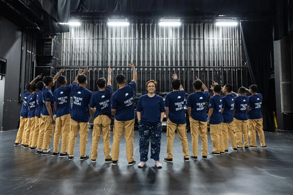 Oniatta Effendi, 50 tahun, melatih 14 belia dari Rumah Tumpangan Remaja Lelaki Singapura selama 10 minggu untuk pementasan ‘Theatre for Dreams’ di Studio Teater Esplanade.