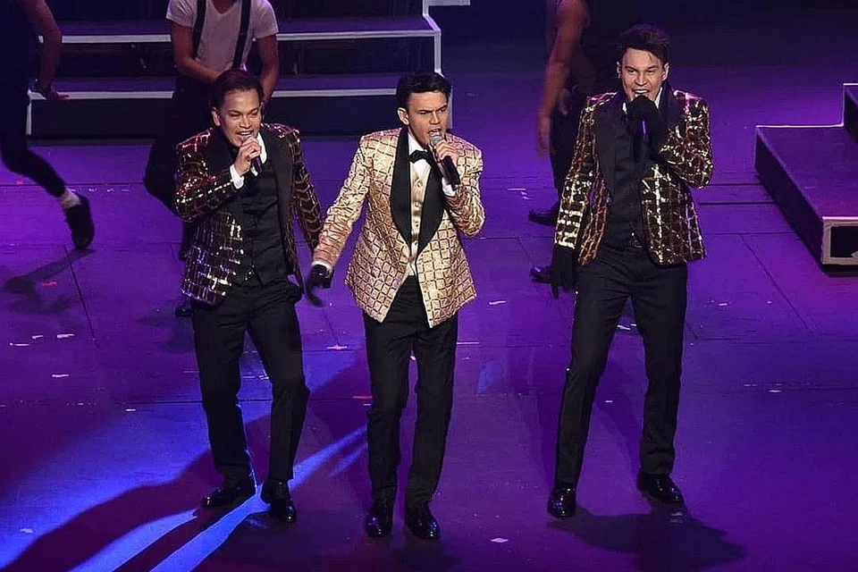 KONSERT PERPISAHAN YANG DINAMIK: (Dari kiri) Norman Abdul Halim, Yusry dan Edry membawa peminat menyusuri jalan kenangan selama 25 tahun menerusi 'Konsert Gergasi KRU 25' di Istana Budaya hujung minggu lalu. - Foto PUJANGGA MALAM