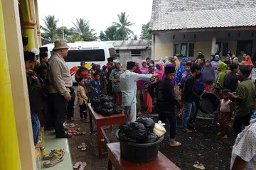MENYANTUNI PENDUDUK DESA: Kumpulan Pengembara Emas menyediakan dana bagi pembinaan surau dan derma beras dan mi segera.