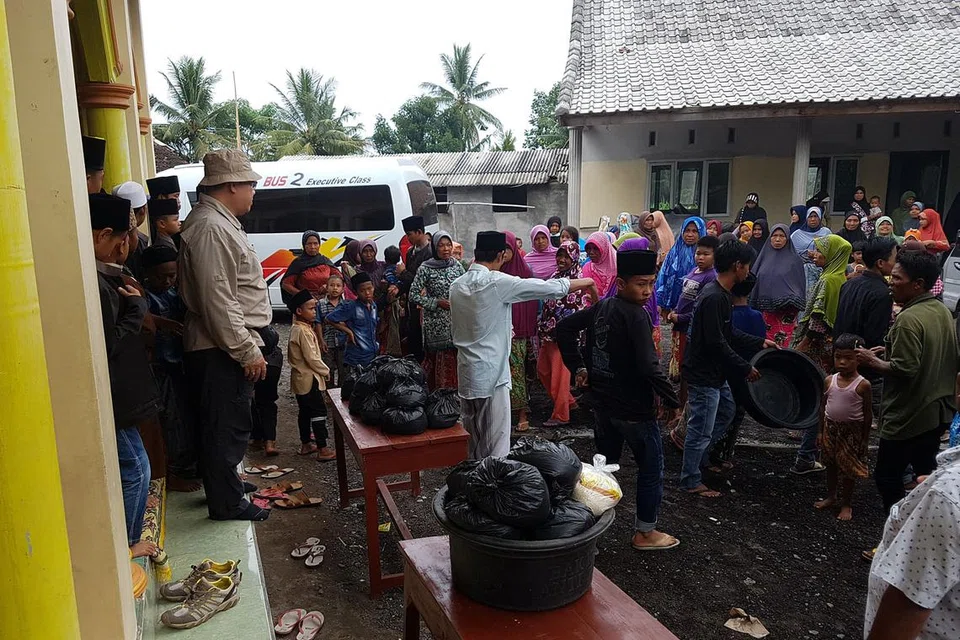 MENYANTUNI PENDUDUK DESA: Kumpulan Pengembara Emas menyediakan dana bagi pembinaan surau dan derma beras dan mi segera.