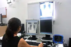 PEMERIKSAAN PERCUMA: Kementerian Kesihatan (MOH) menawarkan pemeriksaan percuma bagi mengesan penyakit batuk kering selepas kelompok seramai empat individu di unit berbeza Blok 174D Hougang Avenue 1. - Foto FAIL