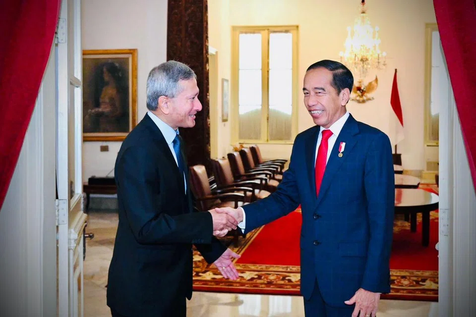 Menteri Ehwal Luar, Dr Vivian Balakrishnan (kiri), mengunjungi Presiden Indonesia, Encik Joko ‘Jokowi’ Widodo.
