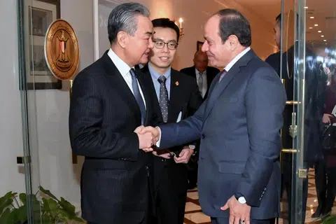 HURAIAN DUA NEGARA: Menteri Luar China, Encik Wang Yi (kiri), berjabat tangan dengan  Presiden Mesir, Encik Abdul Fattah al-Sisi (kanan) setibanya di Kahirah pada 14 Januari.