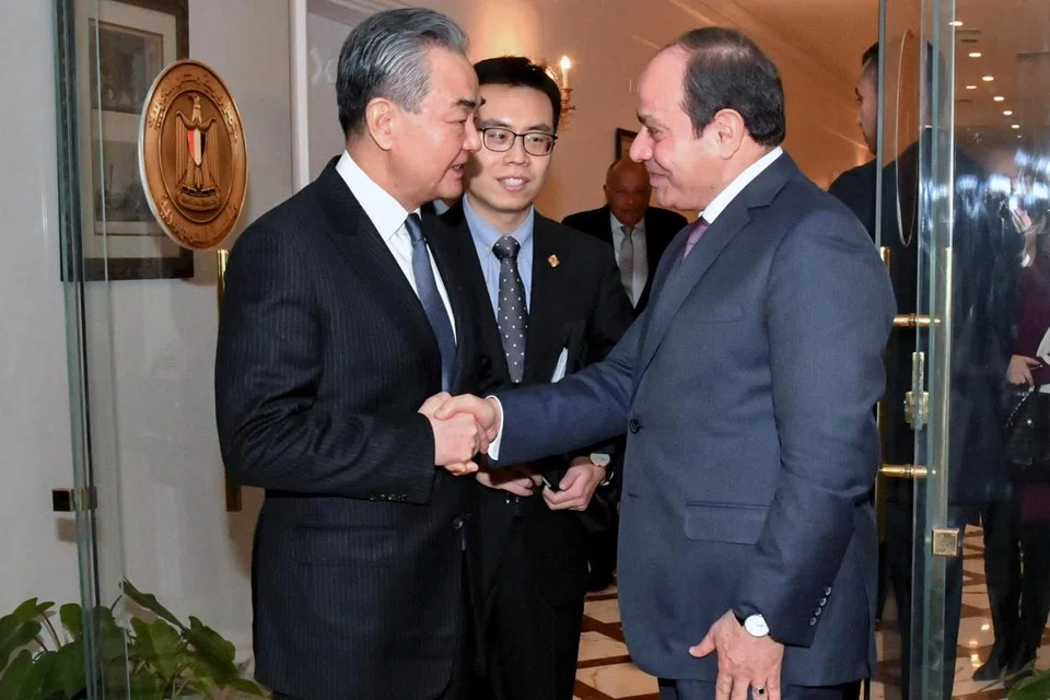 HURAIAN DUA NEGARA: Menteri Luar China, Encik Wang Yi (kiri), berjabat tangan dengan  Presiden Mesir, Encik Abdul Fattah al-Sisi (kanan) setibanya di Kahirah pada 14 Januari.