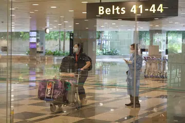 Di bawah skim Laluan Perjalanan bagi Orang yang Divaksin, pejalan yang telah divaksin boleh memasuki Singapura dan melakukan kegiatan mereka tanpa perlu menjalani notis jangan keluar rumah. Tetapi mereka perlu menjalani hingga empat ujian swab reaksi rantai polimerase Covid-19 (PCR) untuk perjalanan mereka.