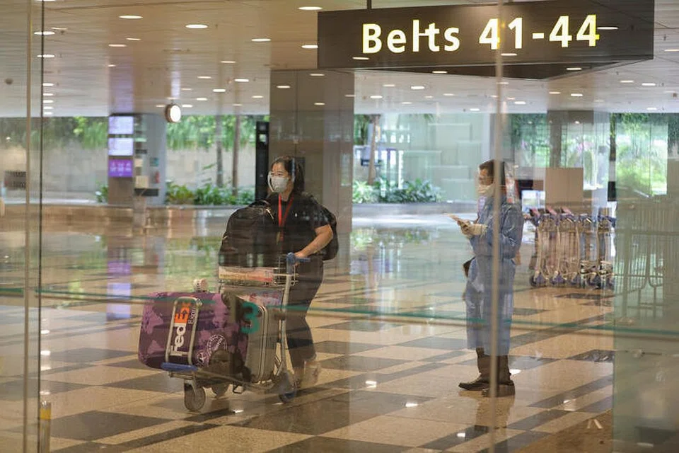 Di bawah skim Laluan Perjalanan bagi Orang yang Divaksin, pejalan yang telah divaksin boleh memasuki Singapura dan melakukan kegiatan mereka tanpa perlu menjalani notis jangan keluar rumah. Tetapi mereka perlu menjalani hingga empat ujian swab reaksi rantai polimerase Covid-19 (PCR) untuk perjalanan mereka.