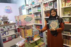 BERI PERHATIAN PENUH: Cik Noor Farizan memastikan buku-buku yang disediakan di kedainya, 'Buat Si Manja', dibaca dan disemak terlebih dahulu memastikan kandungan buku mudah difahami dan bersesuaian untuk si kecil.- Foto ihsan NOOR FARIZAN