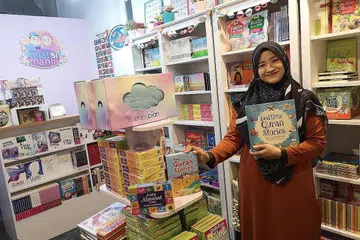 BERI PERHATIAN PENUH: Cik Noor Farizan memastikan buku-buku yang disediakan di kedainya, 'Buat Si Manja', dibaca dan disemak terlebih dahulu memastikan kandungan buku mudah difahami dan bersesuaian untuk si kecil.- Foto ihsan NOOR FARIZAN