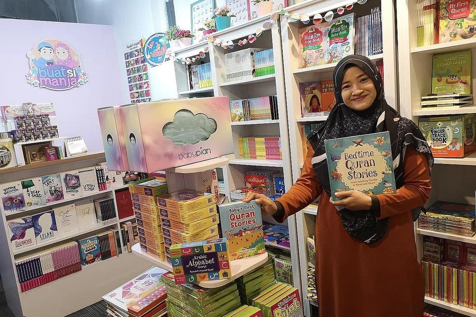 BERI PERHATIAN PENUH: Cik Noor Farizan memastikan buku-buku yang disediakan di kedainya, 'Buat Si Manja', dibaca dan disemak terlebih dahulu memastikan kandungan buku mudah difahami dan bersesuaian untuk si kecil.- Foto ihsan NOOR FARIZAN