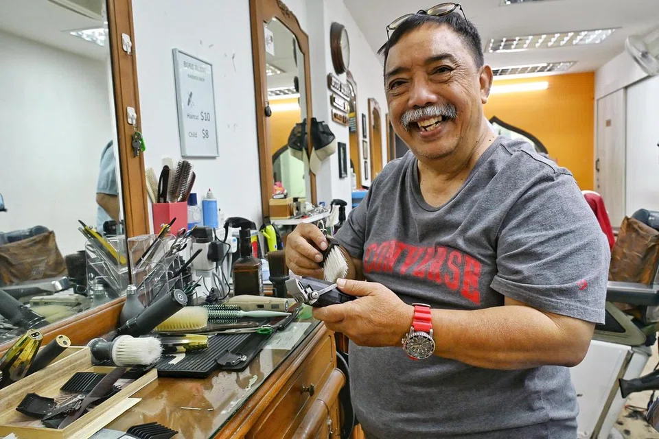 Encik Hamzah Khairuman, gemar menyahut cabaran dan permintaan memotong rambut pelanggan, mengikut cita rasa mereka di kedai gunting, Bugs Bunny, sejak 1973.