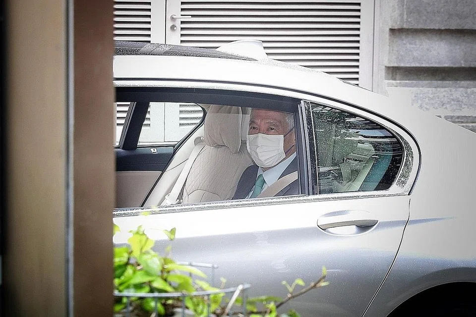 TIBA DI MAHKAMAH: Perdana Menteri Lee Hsien Loong tiba di Mahkamah Tinggi semalam. Beliau menyaman penulis blog Leong Sze Hian berkaitan satu pos yang dikongsi Encik Leong di laman Facebook pada 7 November 2018. - Foto BH oleh JASON QUAH