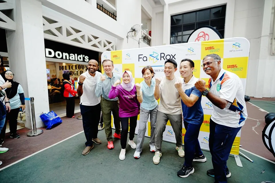 (Dari kiri) Anggota Parlimen (AP) GRC West Coast-Jurong West, Dr Hamid Razak; AP Jurong East-Bukit Batok, Encik Lee Hong Chuang; Menteri Negara (Kesihatan merangkap Penerangan dan Pembangunan Digital), Cik Rahayu Mahzam; Menteri Kemampanan dan Sekitaran, Cik Grace Fu; AP Jurong East-Bukit Batok, Encik David Hoe; AP SMC Jurong Central, Encik Xie Yao Quan, dan Menteri Negara Kanan (Pengangkutan), Encik Murali Pillai, di  acara Kasih Keluarga, Sihat Bersama (KKSB) di Kelab Masyarakat Jurong Green pada 11 Oktober.