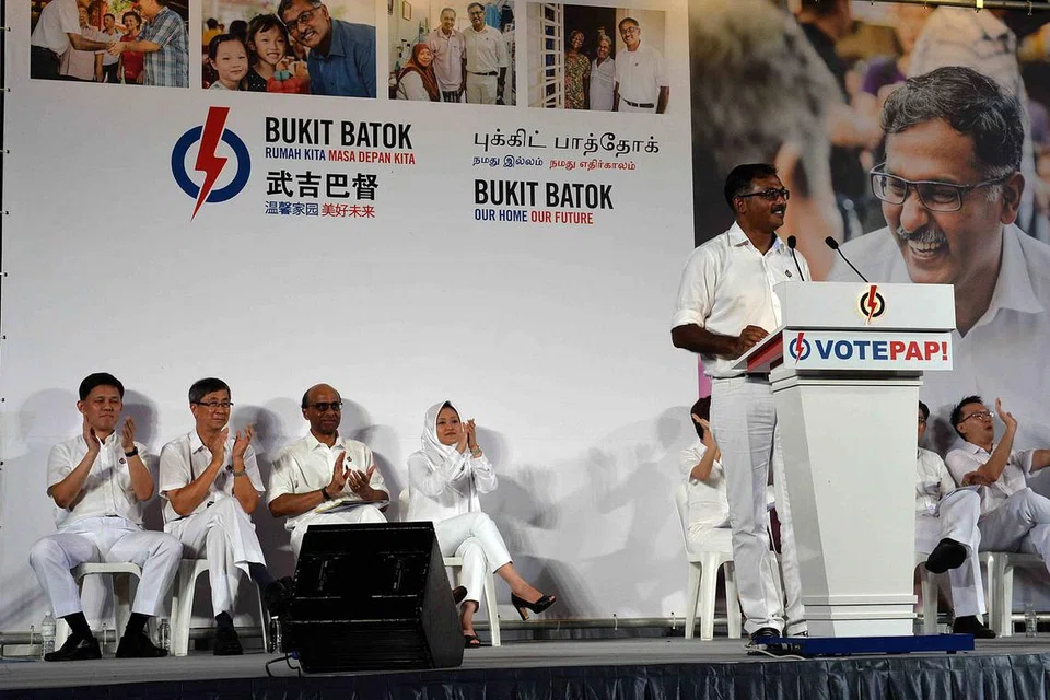 CALON PAP: Dalam ucapannya di rapat PAP semalam, Encik Murali berkata beliau akan berkhidmat kepada Bukit Batok dan memastikan masyarakatnya kekal kukuh. - Foto M.O. SALLEH