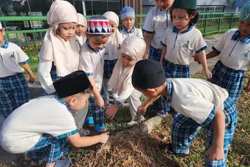 Dengan kegiatan luar darjah yang menarik, kanak-kanak di Tadika Masjid Darul Makmur berpeluang meneroka dan melibatkan diri dengan alam semula jadi. Ia turut merangsang minda dan membangkit rasa ingin tahu dalam diri mereka. 