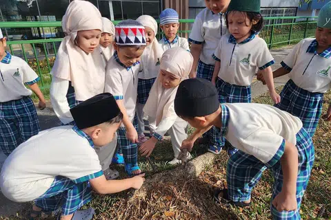Dengan kegiatan luar darjah yang menarik, kanak-kanak di Tadika Masjid Darul Makmur berpeluang meneroka dan melibatkan diri dengan alam semula jadi. Ia turut merangsang minda dan membangkit rasa ingin tahu dalam diri mereka. 