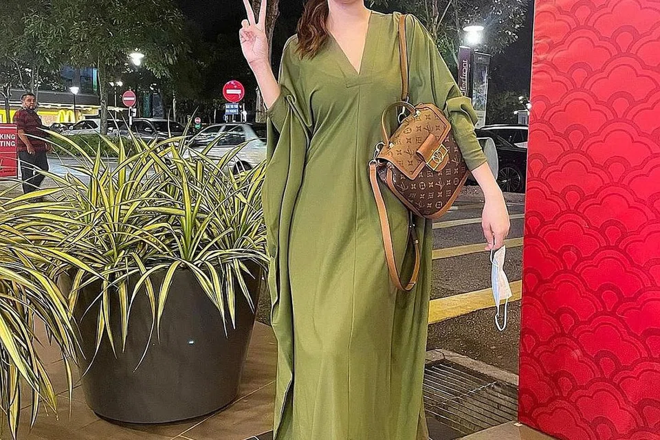 KONGSI RASA SEDIH: Uqasha berkongsi bahawa Allahyarhamha Siti Sarah begitu teruja menerima berita mengenai pernikahannya. Dalam satu catatan Instagram yang menyayat hati, Uqasha berkata beliau masih mendapati sukar menerima pemergian rakan artisnya itu. - Foto UQASHA SENROSE/INSTAGRAM, SITI SARAH RAISSUDDIN / INSTAGRAM