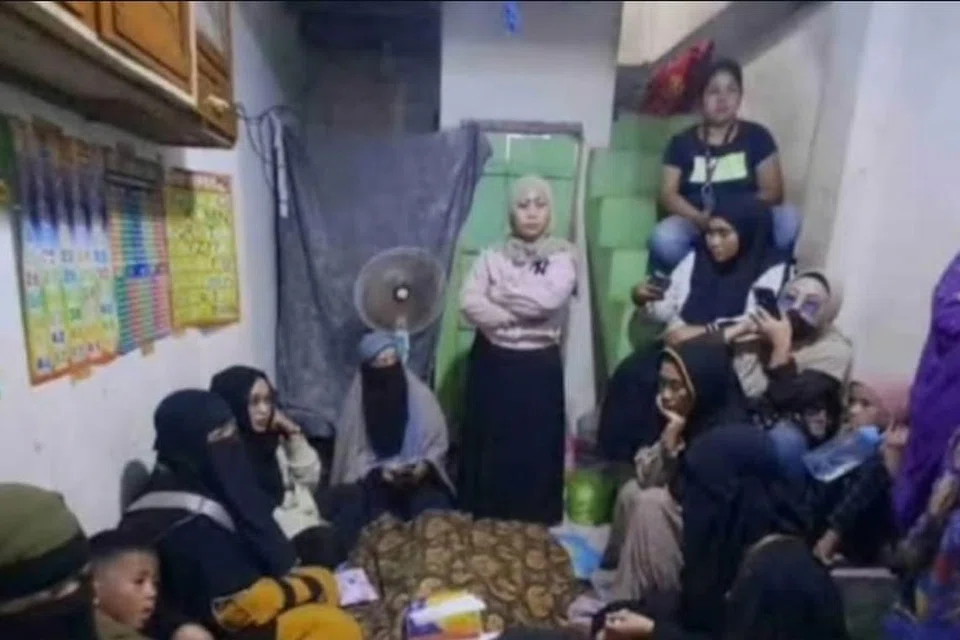 Anggota kerabat dan tetangga melawat keluarga mangsa Muhammad Raja Afnan, 15 tahun, yang meninggal dunia pada 30 Mei lalu dipercayai akibat dibuli di kota Makassar Sulawesi Selatan